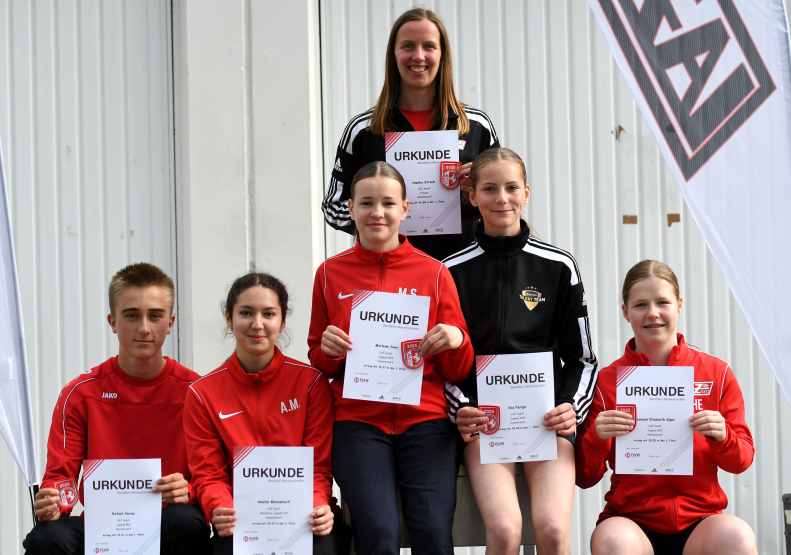 Geballte Hammerwurfkraft vom LAZ Soest: von links: Rafael Hesse (Westfalenmeister M14), Amelie Menzebach (Bronze w. J. U18), Marlene Soer (Westfalenmeisterin W14), Nia Ferige (Westfalenmeisterin W15) und Hannah Eppe (Westfalenmeisterin W13), hinten Annika Straub (Westfalenmeisterin Frauen). Foto: Bottin|Annika Straub vom LAZ Soest wurde ihrer Favoritenstellung gerecht und holte sich mit 43,88 Metern den Westfalentitel im Hammerwurf der Frauen. Foto: Bottin|Michel Bottin vom LAZ Soest glänzte mit ausgezeichneten 35,13 Metern im Speerwurf und setzte sich damit auf Platz zwei der Westfälischen Bestenliste der Altersklasse M13. Foto: Bottin|Mit ihrem erstem Wettkampfresultat über 30 Meter wurde W14-Athletin Marlene Soer vom LAZ Soest Hammerwurf-Westfalenmeisterin. Foto: Bottin|W13-Sportlerin Hannah Eppe vom LAZ Soest holte sich mit 30,05 Metern den Westfalentitel im Hammerwurf. Foto: Bottin|Überragend: Nia Ferige (W15) vom LAZ Soest erzielte mit 43,86 Metern im Hammerwurf ein Resultat der nationalen Spitzenklasse. Die Enserin wurde Westfalenmeisterin                            und ist aktuell die Nummer Fünf in Deutschland. Foto: Bottin|Sandra Straub vom LAZ Soest bestätigte mit 31,15 Metern ihre DM-Norm für die Deutschen Meisterschaften der W50. Foto: Bottin|||