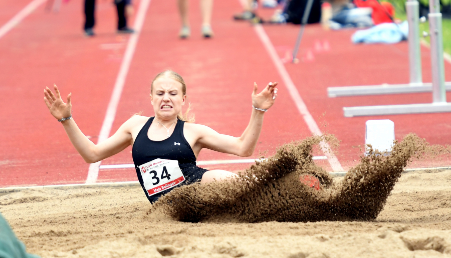 Viel Sand um Nichts? Keineswegs. Sprinttalent Maja Bolinger vom LAZ Soest überzeugte bei den Westfalenmeisterschaften in Dortmund neben ihrer neuen Hürdenbestzeit auch im Weitsprung mit 5,32 Metern und Platz vier. Foto: Bottin