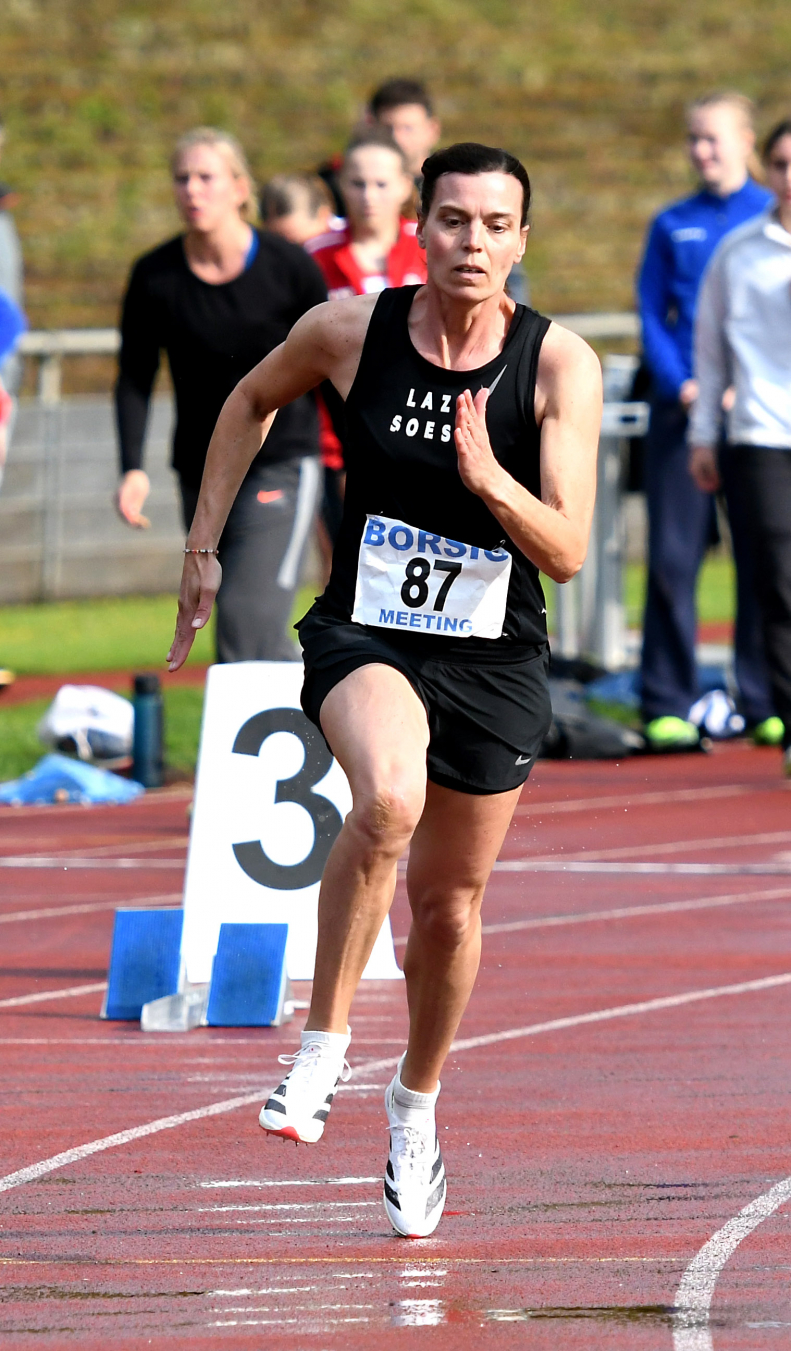 Mit DM-Norm an die Spitze Westfalens: W50-Athletin Ines Rustemeyer vom LAZ Soest verbesserte ihre Saisonbestmarke über 100 Meter auf starke 14,53 Sekunden. Foto: Bottin|Mit DM-Norm an die Spitze Westfalens: W50-Athletin Ines Rustemeyer vom LAZ Soest verbesserte ihre Saisonbestmarke über 100 Meter auf starke 14,53 Sekunden. Foto: Bottin|Perfekter erster Wechsel zwischen Tim Welschoff (rechts) und Matthis Eckhoff. Die U20-Jugendlichen des LAZ Soest verfehlten am Ende nur knapp die DM-Norm über 4 x 100 Meter. Foto: Bottin|DM-Norm über 4 x 100 Meter zwar verfehlt, aber beim Borsig-Meeting auf Platz eins: Die U20-Jugend des LAZ Soest (von links) Matthis Eckhoff, Moritz Langenscheidt, Tim Welschoff und Levi Klute, erzielte 44,38 Sekunden. Foto: Bottin|Persönliche Bestzeit: Levi Klute (m. J. U20) vom LAZ Soest legte die 100 Meter in 11,62 Sekunden zurück. Foto: Bottin|Starke Stadionrunde im strömenden Regen: U20-Athlet Moritz Langenscheidt lief mit 50,75 Sekunden persönliche Bestzeit über 400 Meter und ist über diese Strecke aktuell die Nummer drei in Westfalen. Foto: Bottin|Martin Brewe vom LAZ Soest erzielte in Gladbeck persönliche Bestzeiten über 100 Meter und 200 Meter. Foto: Bottin|||