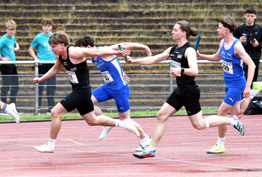 Die U20-Staffel des LAZ Soest, hier Tim Welschoff (rechts) und Matthis Eckhoff beim ersten Wechsel während des Gladbecker Borsig-Meetings, will sich bei den Landesmeisterschaften in Lage über 4 x 100-Meter für die Deutschen Meisterschaften qualifizieren. Foto: Bottin