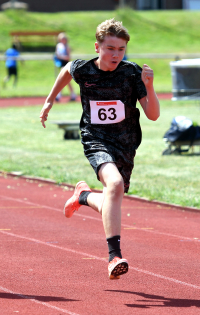 U14-Sportler Michel Bottin vom LAZ Soest glänzte in Porta Westfalica mit vier neuen persönlichen Bestleistungen und setzte sich über 60-Meter-Hürden und im Dreikampf an die Spitze der westfälischen Bestenliste. Foto: Bottin|Inoffiziell: Die elektronische Anzeigentafel zeigte &quot;nur&quot; 10,08 Sekunden an, doch Michel Bottin vom LAZ Soest erzielte mit offiziellen 9,98 Sekunden über 60-Meter-Hürden eine neue westfälische Jahresbestzeit für die Altersklasse M13. Foto: Bottin|Mit 29,67 Metern verpasste W50-Hammerwerferin Margareta Böttiger vom LAZ Soest in Porta Westfalica nur knapp die Norm für die Deutschen Meisterschaften. Foto: Bottin|||